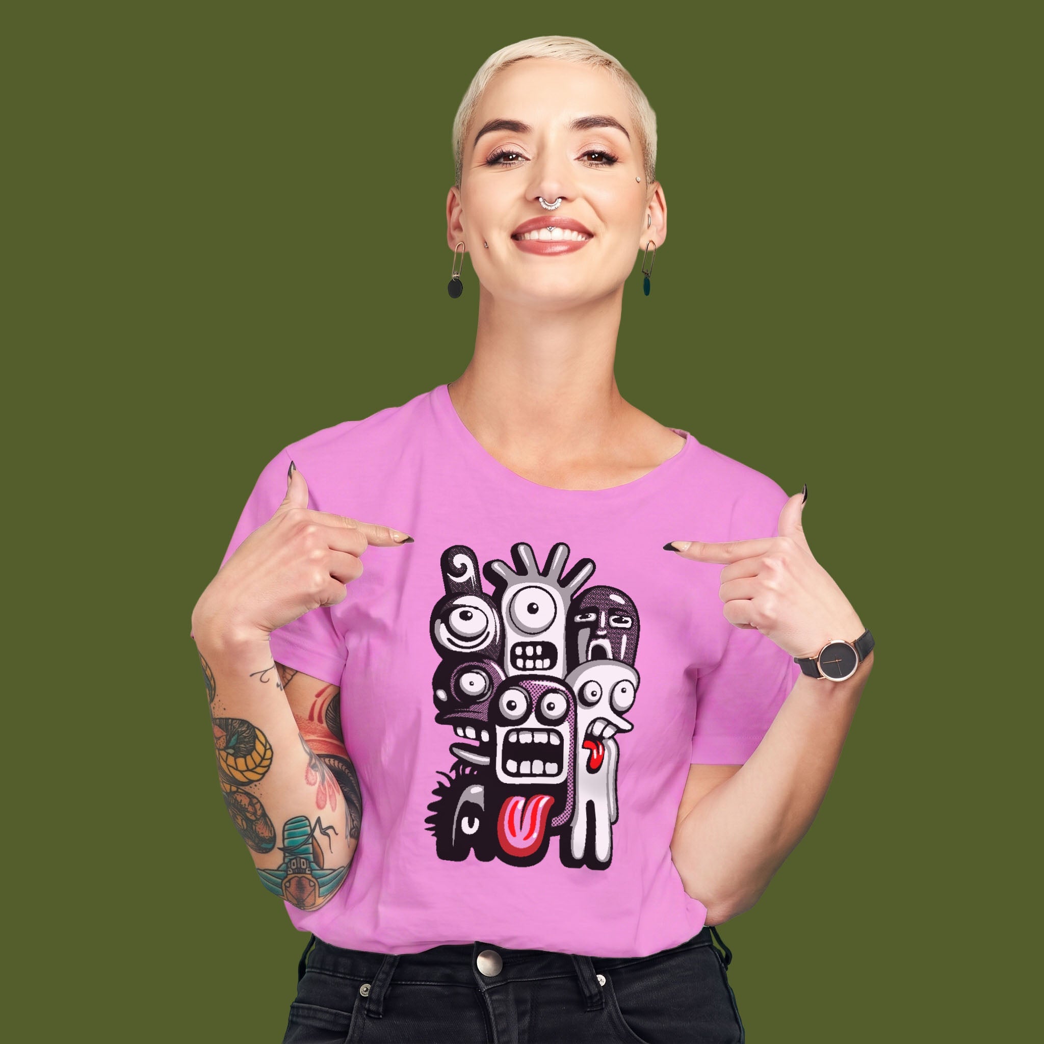 Camiseta de mujer de algodón orgánico rosa chicle con ilustración gráfica vertical de monstruos surrealistas estilo doodle en blanco, negro y rojo en el pecho