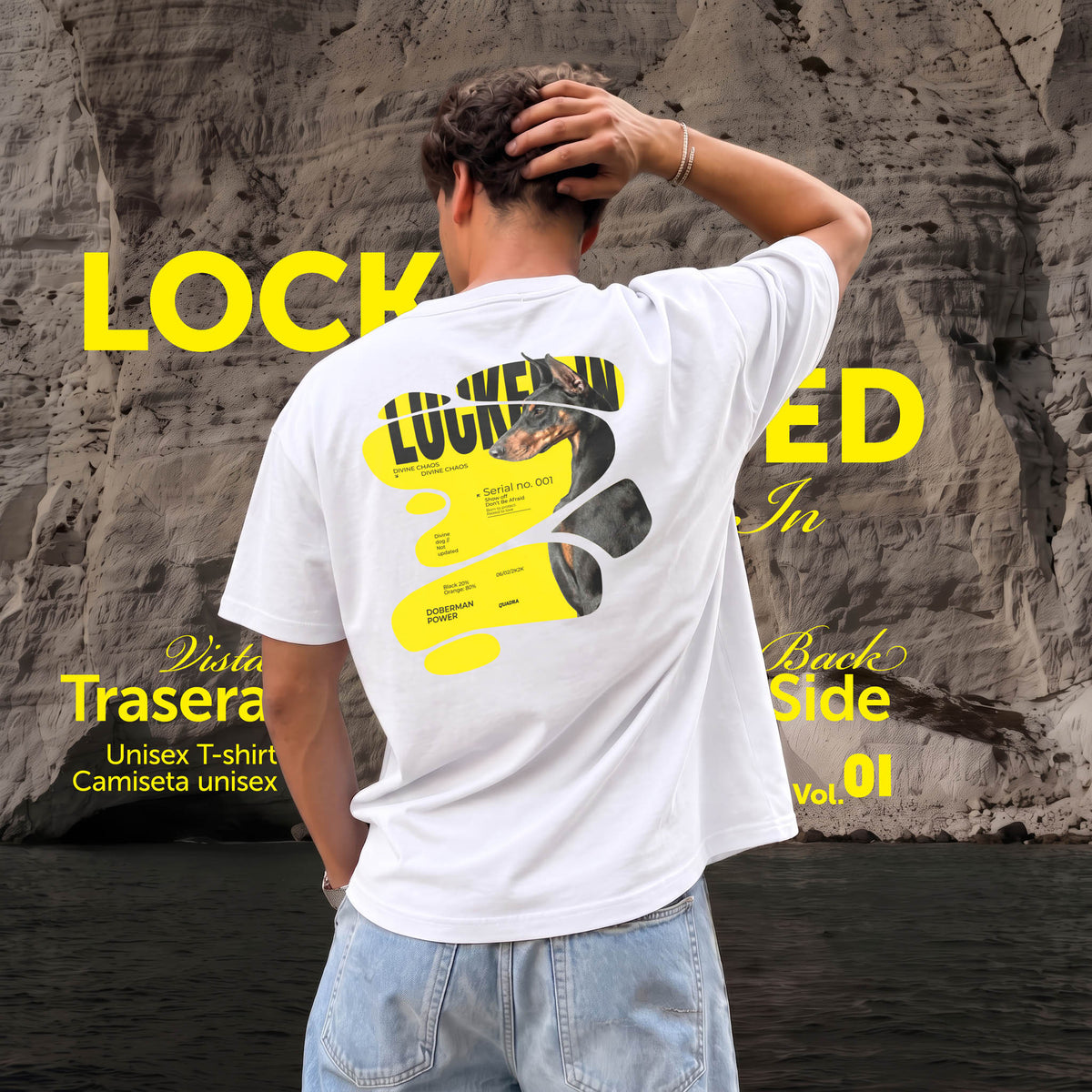 Vista trasera en plano de la camiseta blanca unisex modelo Locked In de Quadra. Muestra el detalle del estampado central: la fotografía de un perro dóberman entrelazada con una fluida forma abstracta en color amarillo vibrante, la palabra 'LOCKED' y pequeños textos técnicos en negro.