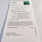Certificado de autenticidad de la obra Variación sobre el espacio de Marzella en presencia de un gato blanco y dos botellas, de Kristina Székely.