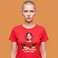 Camiseta de mujer de algodón orgánico rojo con ilustración gráfica de una mujer con dos armas y el texto My Life Had Stood A Loaded Gun en blanco, con detalle de QUADRA impreso en la manga izquierda
