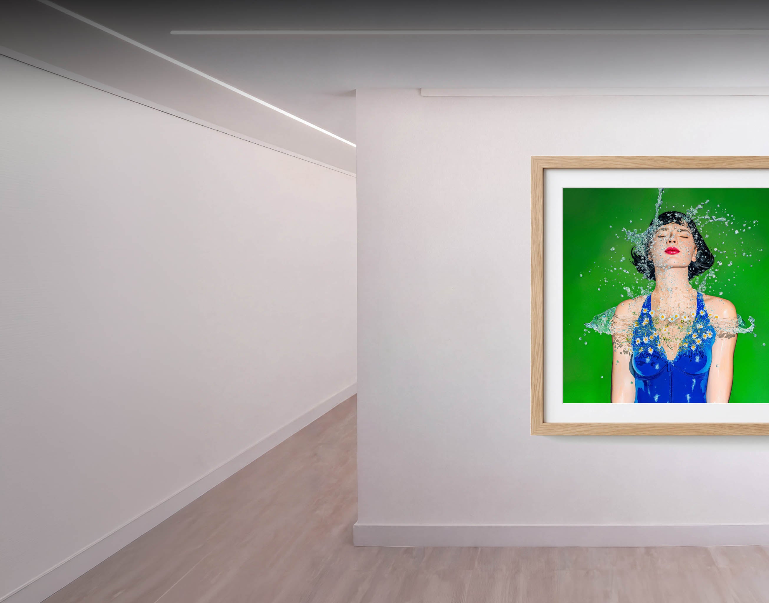 Cuadro enmarcado de obra contemporánea sobre pared minimalista de Quadra Gallery, ediciones Fine Art limitadas y certificadas.