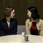Lámina Fine Art "La distancia exacta de un secreto tres segundos antes de que se enfríe el café" de Valeria Neva - Edición Limitada 30 - QUADRA Gallery
